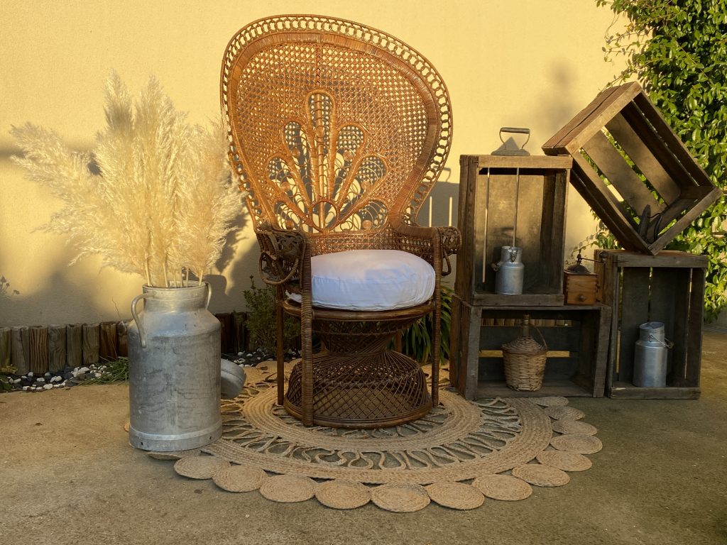 Fauteuil Emmanuelle en rotin avec décoration vintage