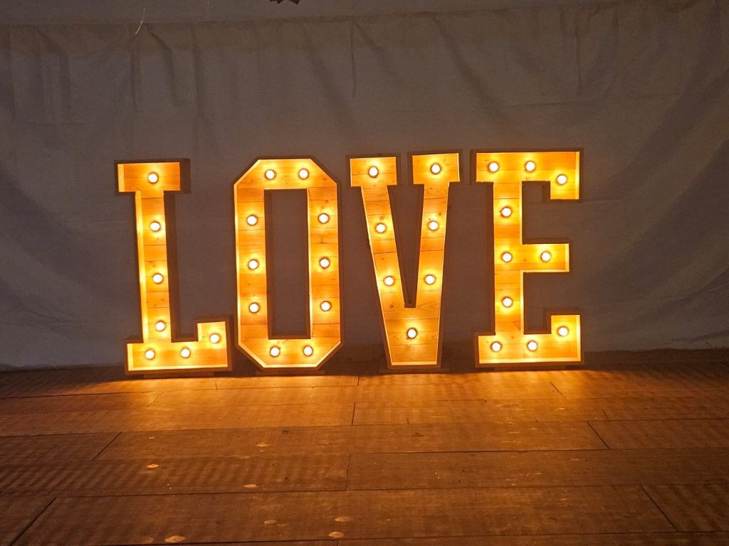 Lettres LOVE lumineuses en bois pour mariage